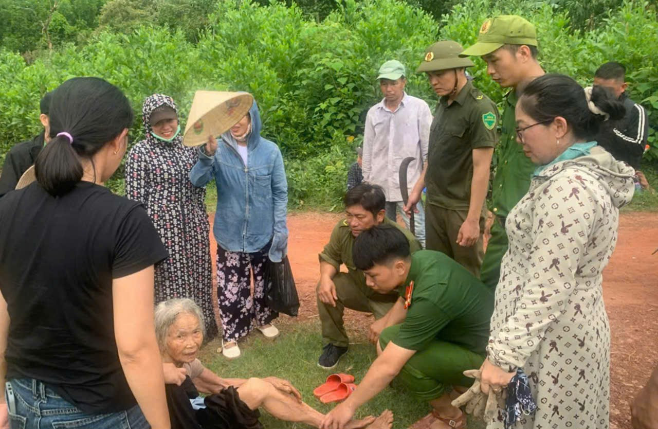 17 giờ xuyên đêm tìm cụ bà 86 tuổi đi lạc trong rừng Thu Bồn