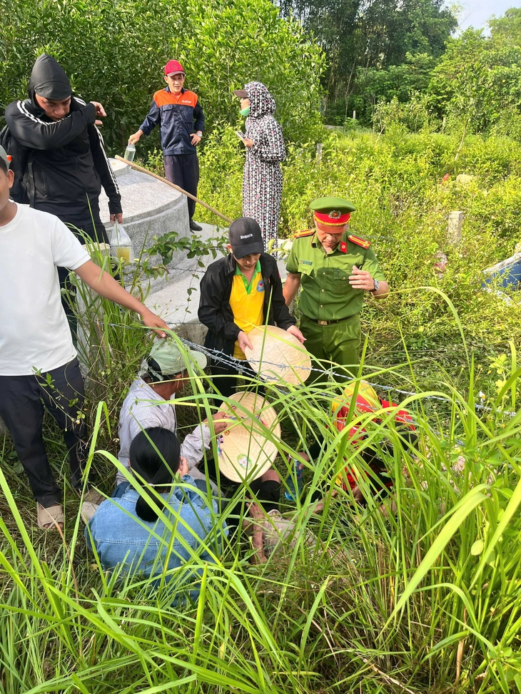 17 giờ xuyên đêm tìm cụ bà 86 tuổi đi lạc trong rừng Thu Bồn