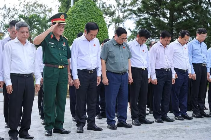 Thủ tướng dâng hương tưởng nhớ Chủ tịch Hồ Chí Minh và các anh hùng, liệt sĩ