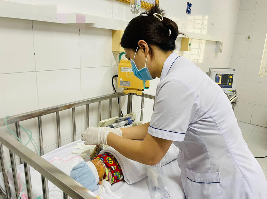Trẻ sơ sinh nhiễm trùng nặng do mẹ tự cắt dây rốn tại nhà