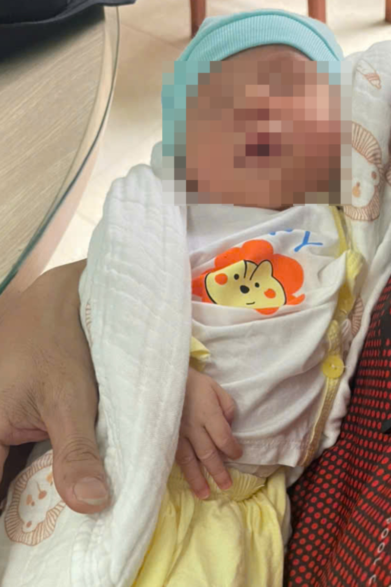 Bé trai 6 ngày tuổi được phát hiện bên lô cao su kèm thư mẹ để lại 