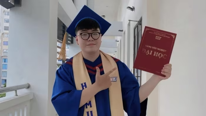 Hành trình 'lội ngược dòng' thành thủ khoa đầu ra của nam sinh Đại học Sư phạm TP.HCM