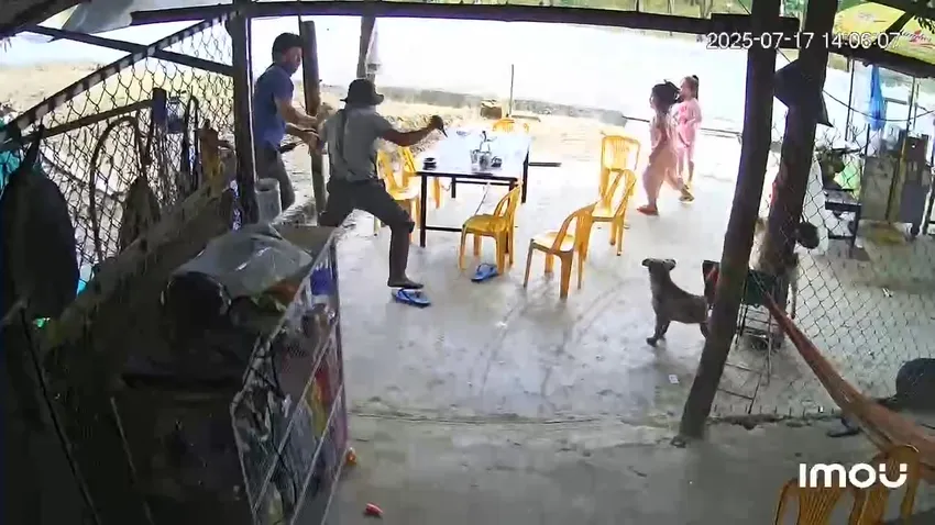 Người đàn ông bất ngờ xông vào quán nước mía, đâm chủ quán trọng thương