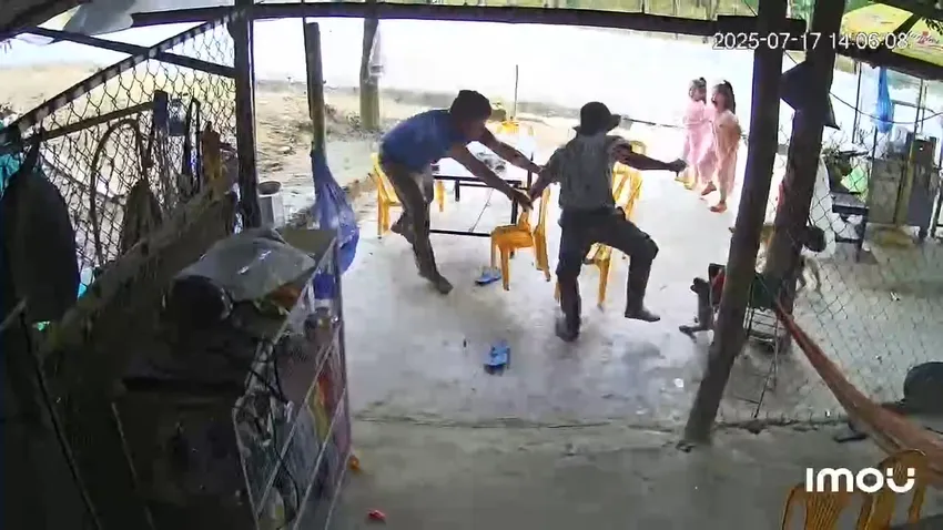Người đàn ông bất ngờ xông vào quán nước mía, đâm chủ quán trọng thương