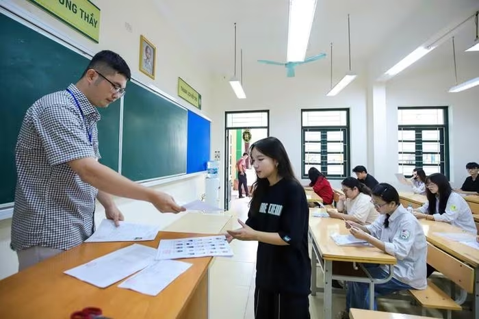 Điểm chuẩn Đại học 2025 dự báo tụt sâu đến 3 điểm: Thí sinh cần điều chỉnh nguyện vọng khôn ngoan