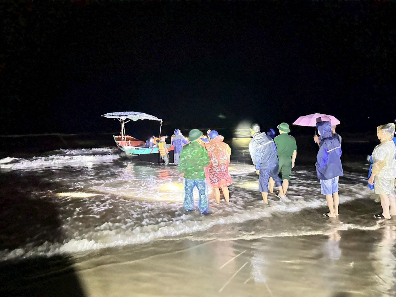 Giông lốc bất ngờ, tàu du lịch chở 30 khách chìm trong đêm