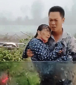 Điều dưỡng đội mưa cứu bà cụ bị cây bồ đề đè trúng giữa giông lốc