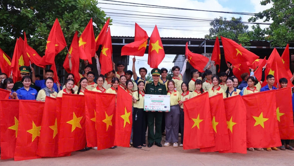 Sinh viên tình nguyện đưa “Mùa hè xanh” đến vùng biên Đắk Lắk