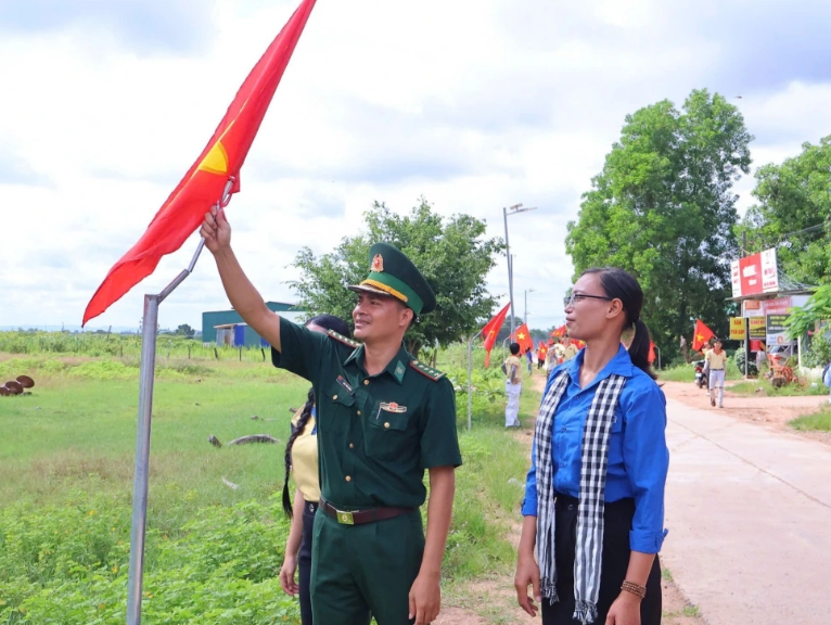 Sinh viên tình nguyện đưa “Mùa hè xanh” đến vùng biên Đắk Lắk