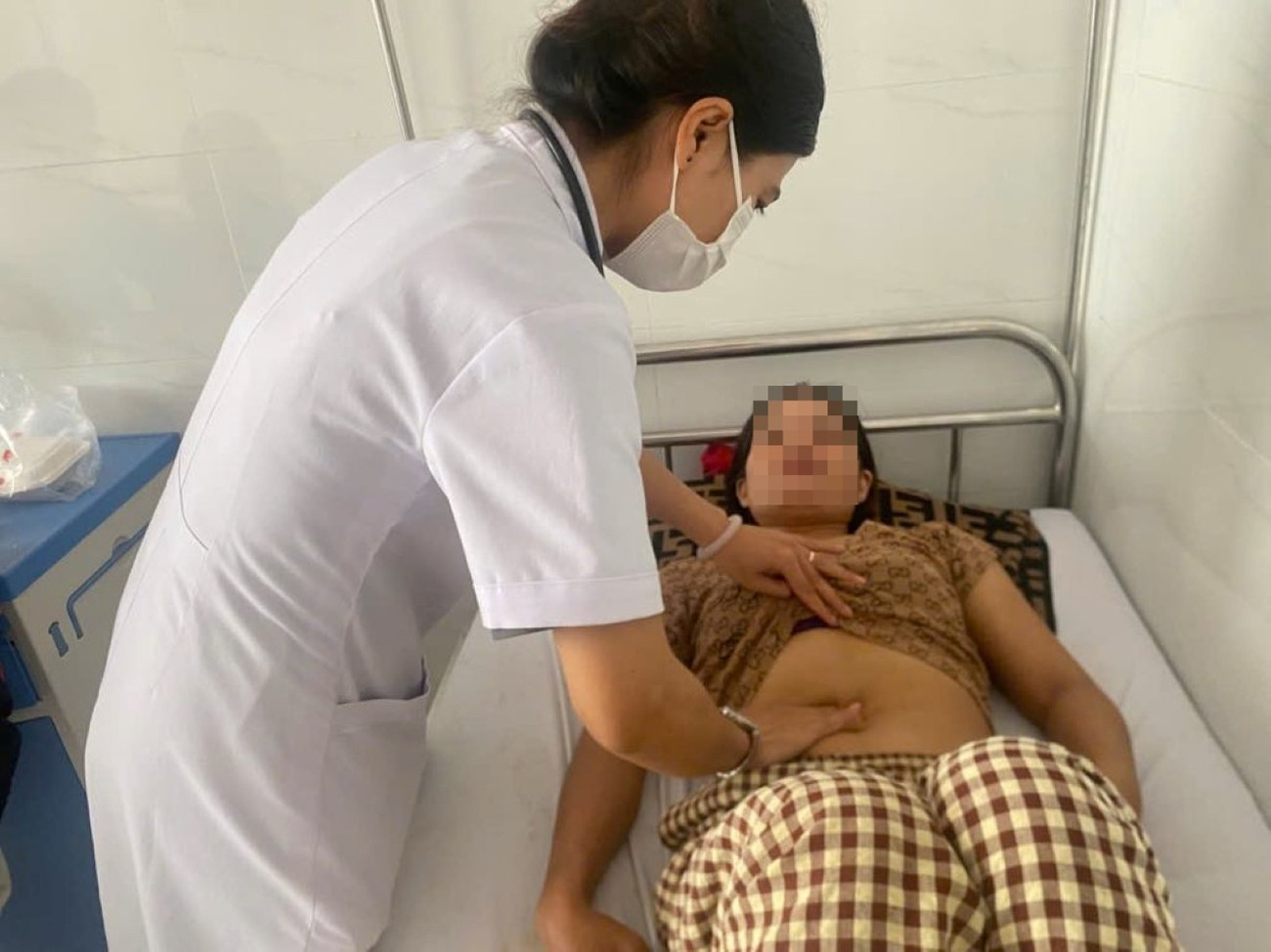 64 người nhập viện nghi ngộ độc sau khi ăn bánh mì