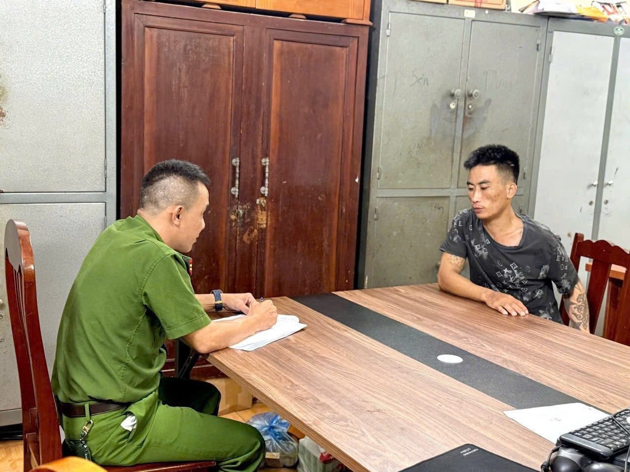 Thiếu tướng Công an trực tiếp giải cứu cô gái bị khống chế bằng dao trên cầu Ngọc Tháp
