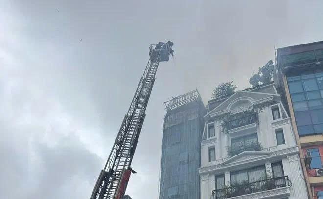 Tòa nhà cao tầng bị bốc cháy lớn dù trời đang mưa bão vì lí do gây sốc
