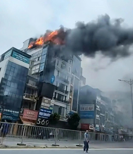 Tòa nhà cao tầng bị bốc cháy lớn dù trời đang mưa bão vì lí do gây sốc