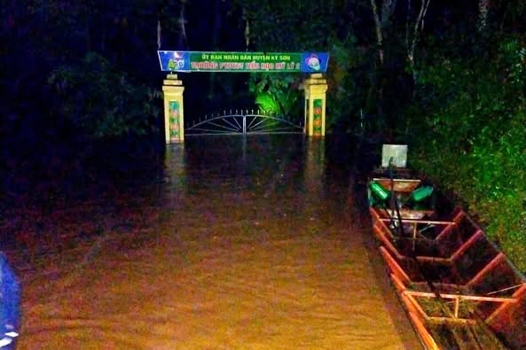Nghệ An lũ dâng cao trong đêm, nhấn chìm trường học và hàng trăm nhà dân
