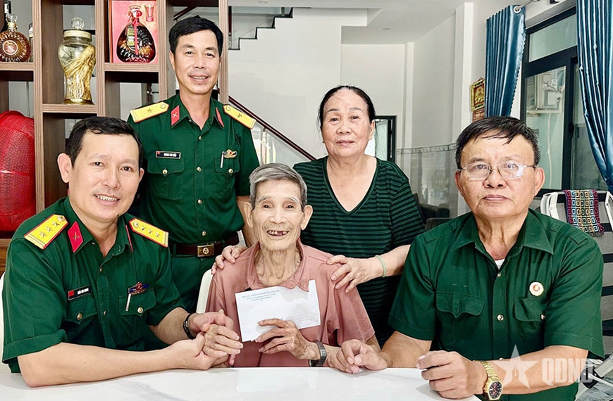 Ban chỉ huy phòng thủ khu vực 6 (Côn Đảo) tặng quà gia đình chính sách, người có công