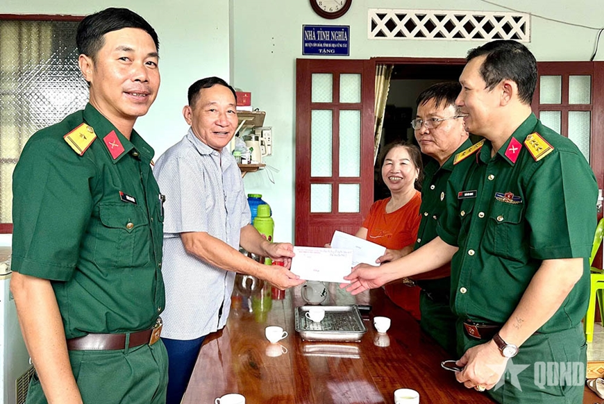 Ban chỉ huy phòng thủ khu vực 6 (Côn Đảo) tặng quà gia đình chính sách, người có công
