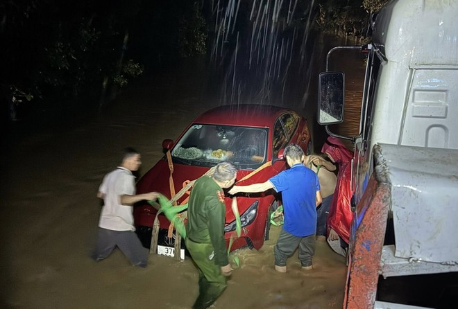 Nghệ An: Mưa lũ dâng nhanh trong đêm, một phụ nữ bị cuốn trôi mất tích, 6 người may mắn thoát nạn