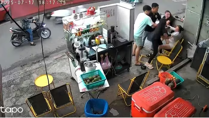 TP.HCM: Người phụ nữ bị hành hung sau khi phản ánh quán ăn lấn chiếm vỉa hè