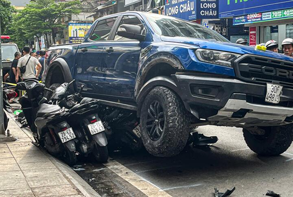 Xe bán tải mất lái, tông liên hoàn hàng loạt xe máy – người dân thoát chết thần kỳ