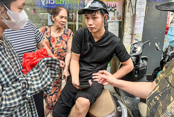 Xe bán tải mất lái, tông liên hoàn hàng loạt xe máy – người dân thoát chết thần kỳ