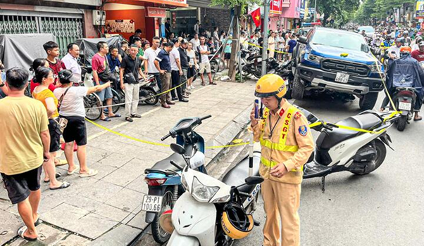 Xe bán tải mất lái, tông liên hoàn hàng loạt xe máy – người dân thoát chết thần kỳ