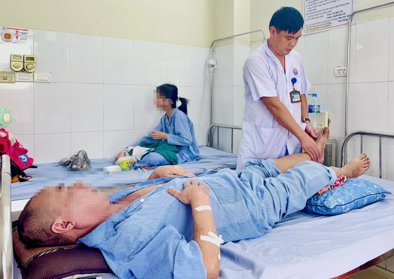 Người đàn ông cấp cứu lúc nửa đêm vì chân trái đột ngột lạnh, thoát cửa tử nhờ phẫu thuật thời gian