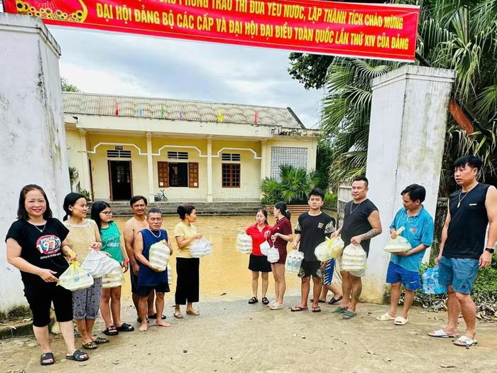 Bếp cơm ấm lòng giữa mưa lũ: Người dân Nghệ An nấu hơn 1.200 suất cơm cứu trợ