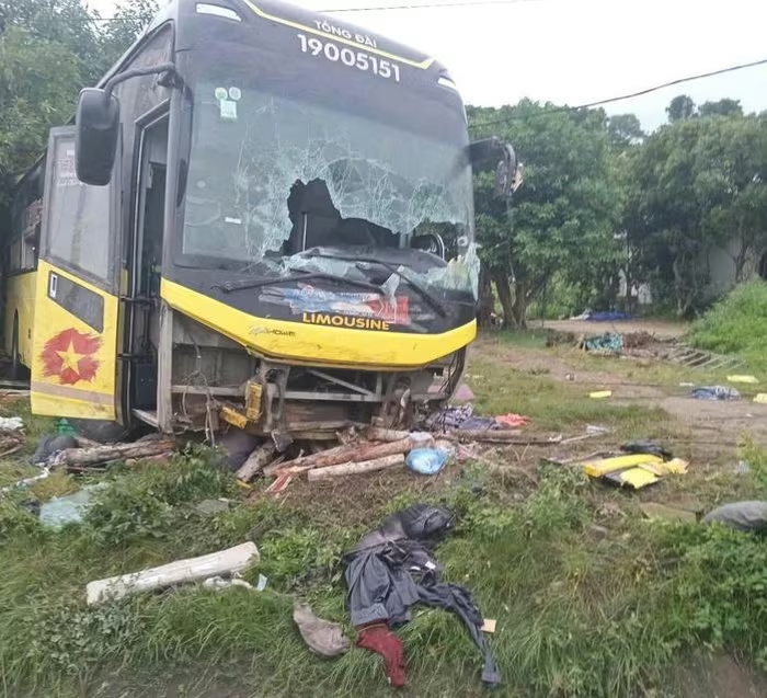 Lật xe khách Quốc lộ 1 tại Hà Tĩnh: 9 người tử vong, 15 người bị thương