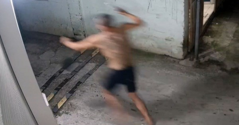 Người đàn ông ở Hà Nội bất ngờ nổ súng khi bị công an kiểm tra hành chính