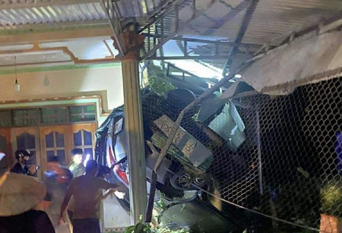 Ô tô mất lái lao vào nhà dân trong đêm, tài xế tử vong tại chỗ