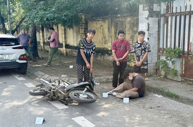 Bắt nhóm thanh thiếu niên dàn cảnh cướp xe máy lúc nửa đêm: Cái giá của sự sa ngã vì game và lối sốn