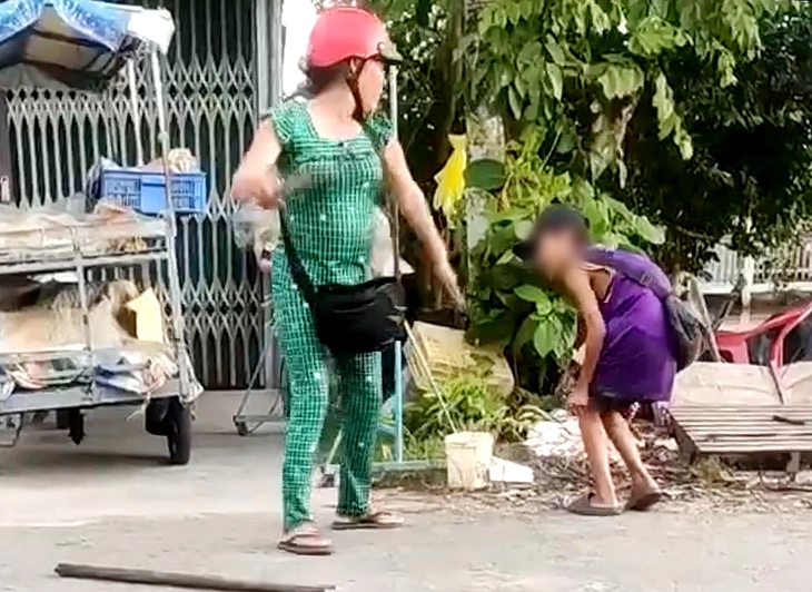 Cô ruột dùng khúc cây dài 1m đánh hai cháu ruột vì chưa bán hết vé số