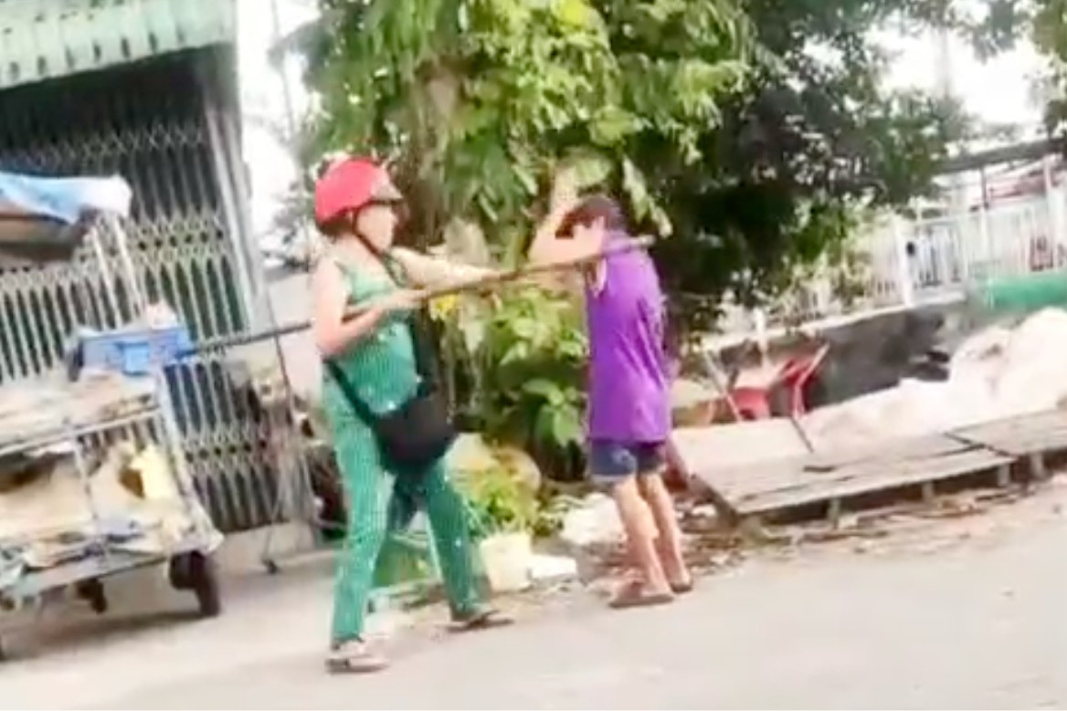 Cô ruột dùng khúc cây dài 1m đánh hai cháu ruột vì chưa bán hết vé số