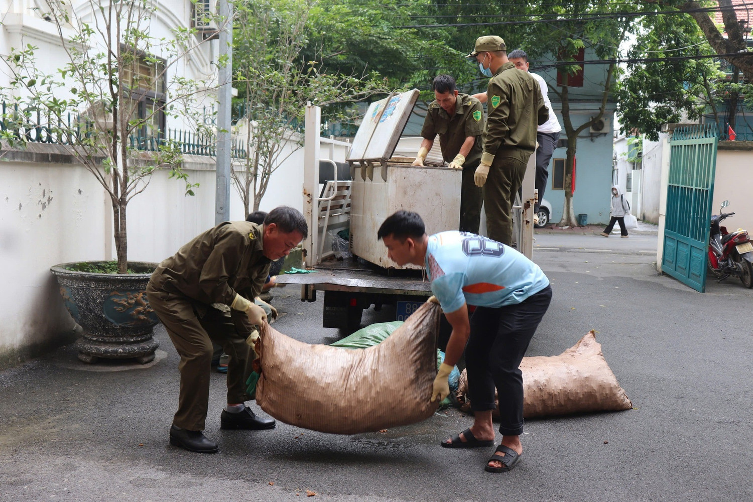 Đột kích cơ sở chế biến chui hơn 500 kg mỡ lợn bẩn