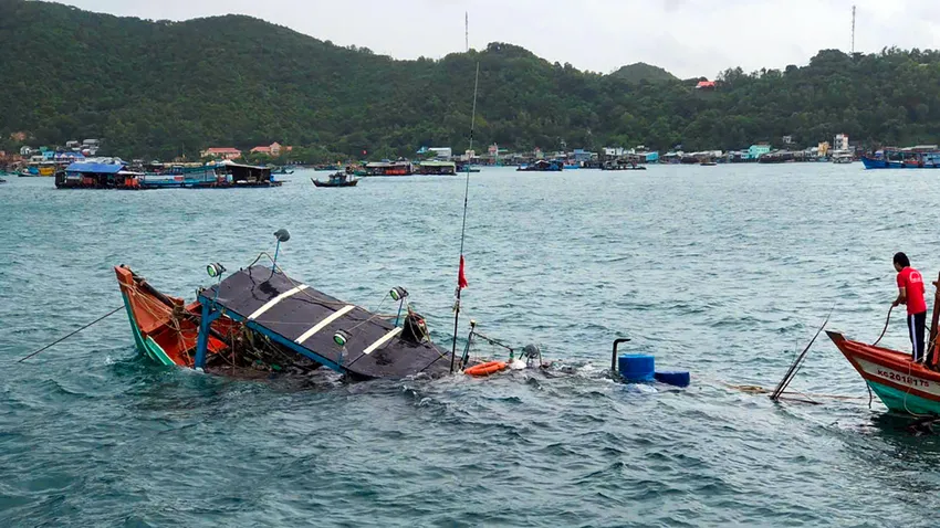 Người dân và Biên phòng An Giang nỗ lực cứu 9 thuyền viên bị chìm tàu giữa giông lốc