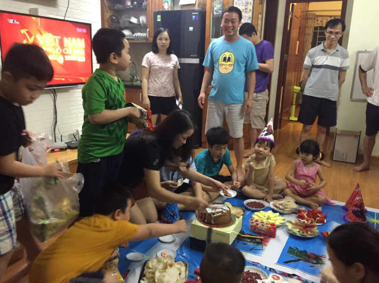 Tin nhắn lúc nửa đêm ở chung cư khiến cả tầng thức giấc cùng hành động đẹp khiến ai cũng ấm lòng