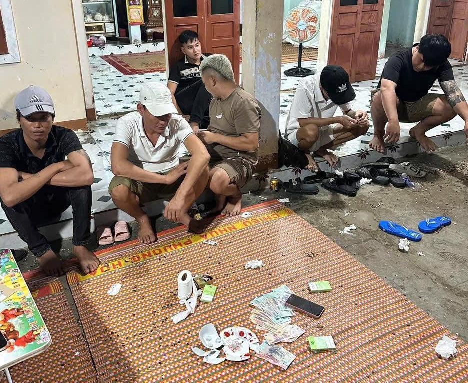 Đà Nẵng khởi tố 6 thanh niên đánh bạc gây phản cảm ngay tại đám tang