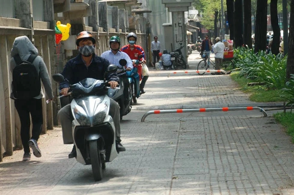 Từ nay chạy xe máy trên vỉa hè có thể bị phạt tới 6 triệu đồng