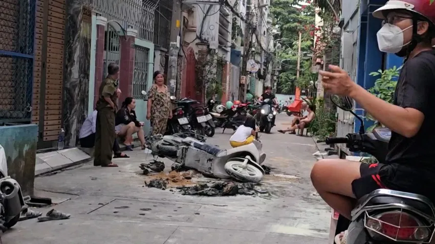 Xe điện bất ngờ bốc cháy trong đêm, 7 người trong gia đình thoát nạn trong gang tấc