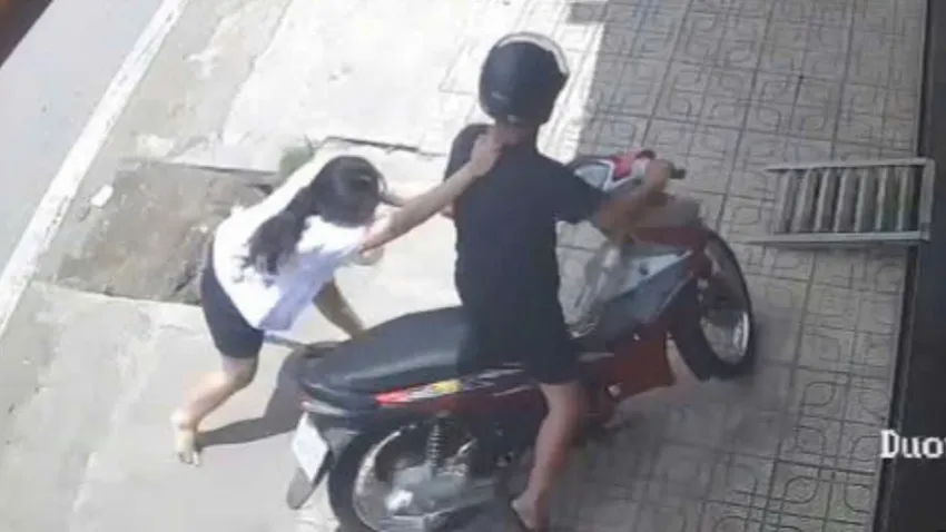 Đối tượng giật dây chuyền bỏ chạy, nữ nhân viên tiệm vàng bị kéo ngã khi truy đuổi