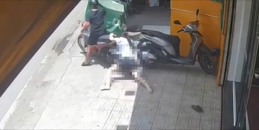 Đối tượng giật dây chuyền bỏ chạy, nữ nhân viên tiệm vàng bị kéo ngã khi truy đuổi