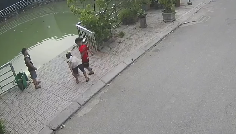 Hai anh em ruột rơi xuống giếng gần khu trọ ở Hà Nội, tử vong thương tâm khi đang chơi đùa