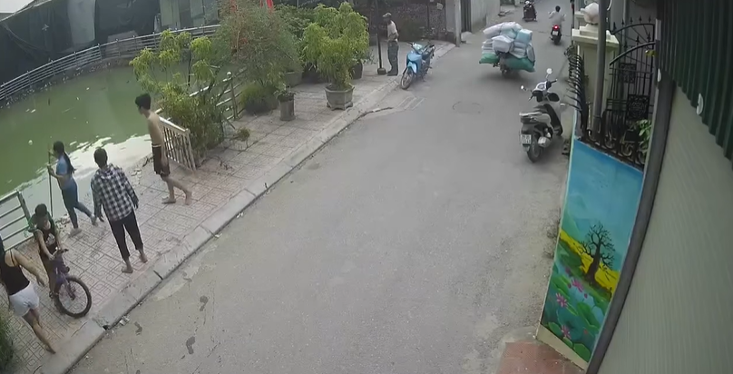Hai anh em ruột rơi xuống giếng gần khu trọ ở Hà Nội, tử vong thương tâm khi đang chơi đùa
