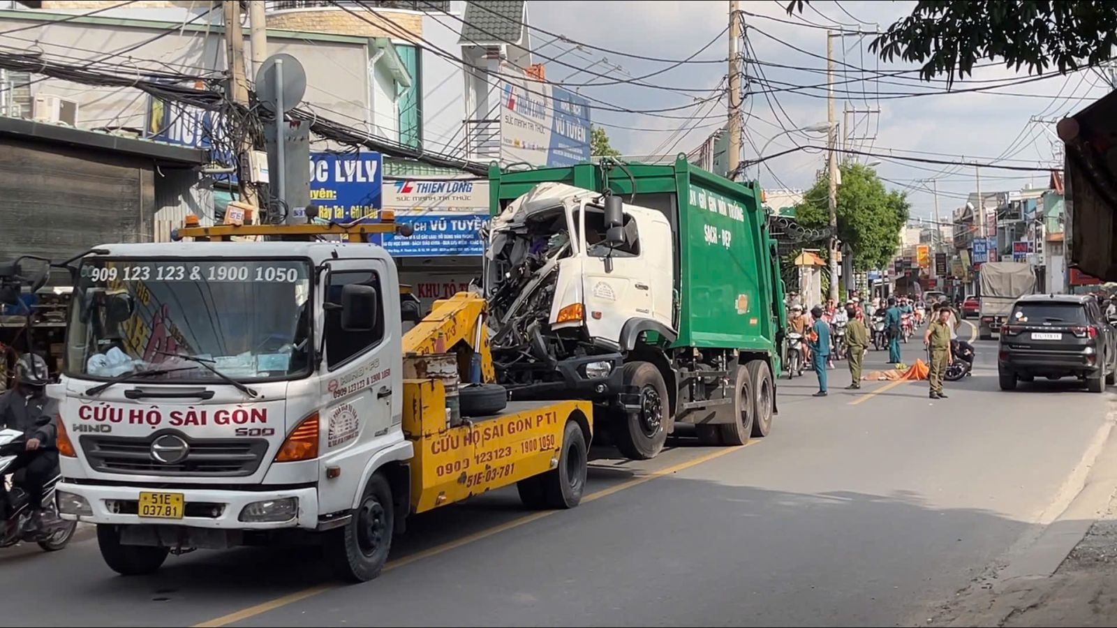 Xe cứu hộ kéo xe rác va chạm xe máy, nam thanh niên ra đi tại chỗ