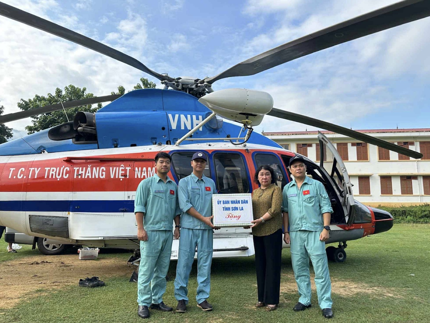 Phút nghẹt thở giải cứu 8 người dân mắc kẹt giữa lũ dữ Sơn La: Cơ trưởng trực thăng kể lại