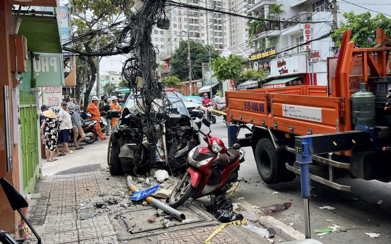 Tài xế nghi đột quỵ tông gãy cột điện ra đi tại chỗ
