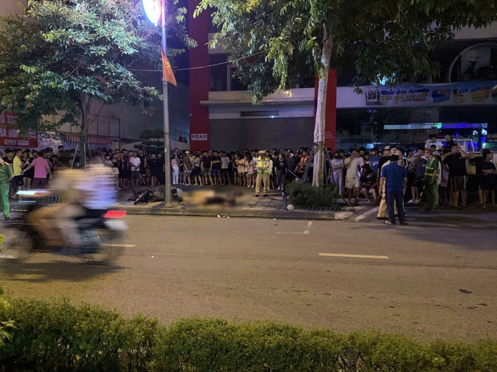 Đi xe máy kẹp ba không mũ bảo hiểm, nhóm thiếu niên tông cột đèn ra đi tại chỗ