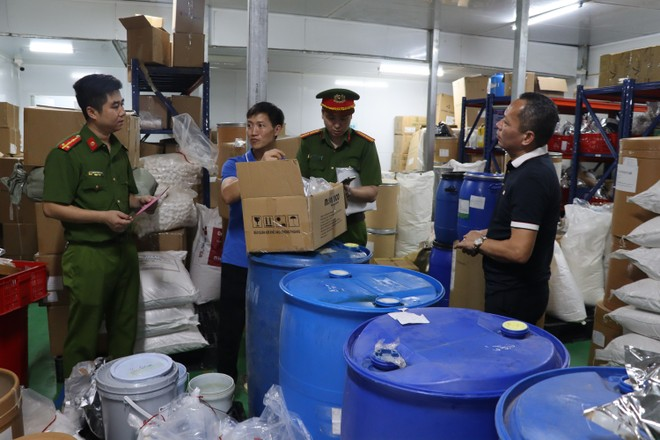 Khởi tố hai nữ giám đốc buôn bán thực phẩm chức năng giả quy mô lớn