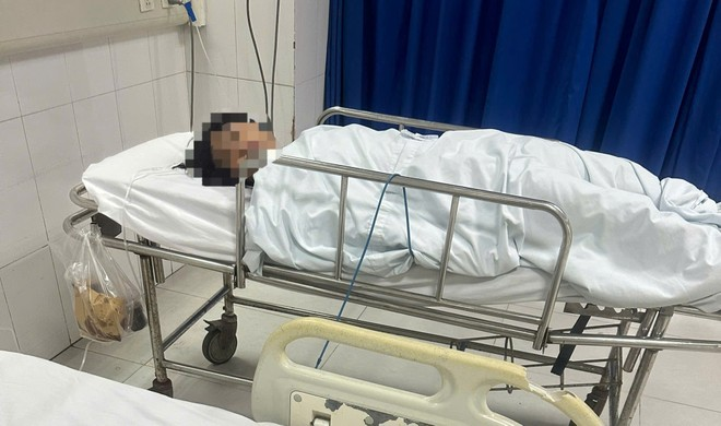 Nghẹt thở cuộc giải cứu 3 cháu nhỏ mắc kẹt trong căn nhà rực lửa ở phường Bồ Đề