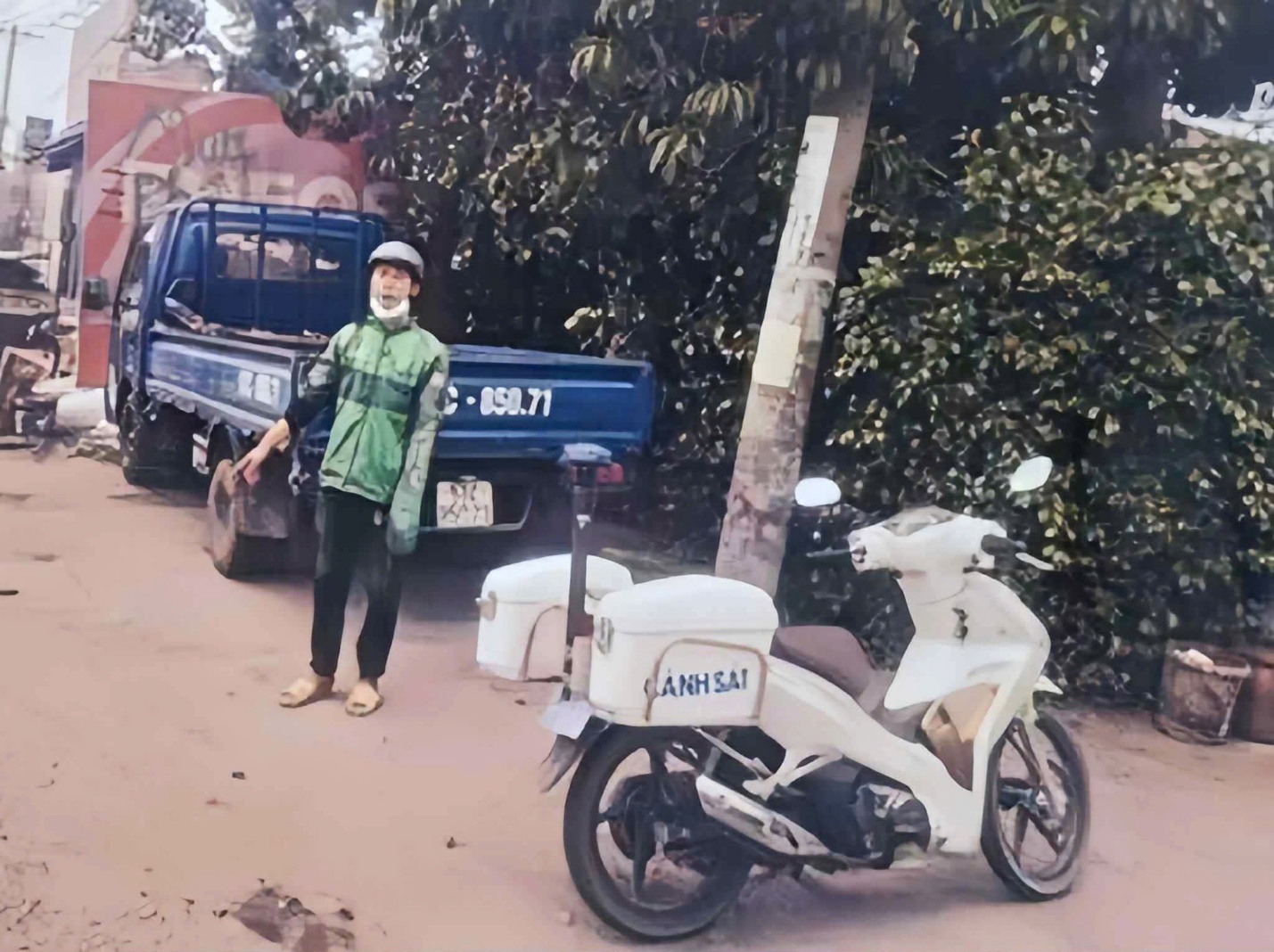 Tài xế mặc áo Grab hiên ngang đập phá cửa kính xe tải